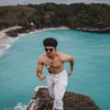 Belakangan nama Atta Halilintar berhasil menjadi bahan perbincangan hangat netizen. Bukan hanya karena liburan romantisnya bersama Aurel Hermansyah, melainkan foto-foto shirtless-nya di Instagram.