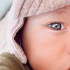 Jennifer pun sempat mengabadikan potret close-up mata Baby Kiyoji yang selalu bikin netizen penasaran. Indah banget deh ya? ;)