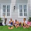 Gaya seleb berjemur