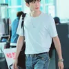 Idola K-Pop Kaus Putih &amp; Celana Jeans