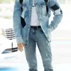 Idola K-Pop Kaus Putih &amp; Celana Jeans