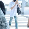 Idola K-Pop Kaus Putih &amp; Celana Jeans