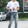 Idola K-Pop Kaus Putih &amp; Celana Jeans