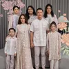 Baju lebaran sarimbit artis Ussy Sulistiawaty dan Andhika Pratama 