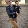 Artis berkuda sambil momong anak