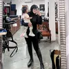 Artis berkuda sambil momong anak
