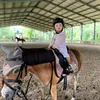 Artis berkuda sambil momong anak