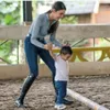Artis berkuda sambil momong anak