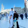 Tasya umrah bareng suami dan anak