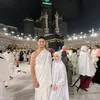 Tasya umrah bareng suami dan anak