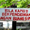 papan peringatan, jangan buang sampah sembarangan, foto unik, foto aneh