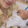 Aaliyah Massaid Gendong Baby Azura