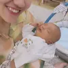 Aaliyah Massaid Gendong Baby Azura