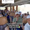 Potret Afgan nyanyi dalam bus