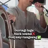 Potret Afgan nyanyi dalam bus