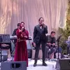 Potret Aldi Bragi duet bareng Ikke Nurjanah 