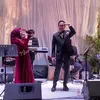 Potret Aldi Bragi duet bareng Ikke Nurjanah 