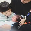 Potret Anara momong baby Awan.