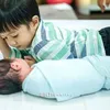 Potret Anara momong baby Awan.