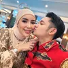 Angga Wijaya Kondangan Bareng Istri