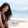 Dan belum lama ini, Anggun mengunggah momen liburannya di pantai. Ia pun memakai bikini one piece berwarna hitam. 