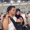 Potret  Aaliyah Massaid dan Thariq umrah bersama anak