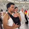 Potret Thariq gendong anak saat umrah
