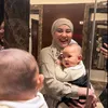 Potret Aaliyah Massaid dan anak saat umrah