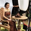 Potret Cantik Ariel Tatum Kenakan Baju Tradisional