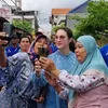 Arumi Bachsin Warga Ramah Foto Selfie