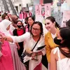 Arumi Bachsin Warga Ramah Foto Selfie
