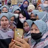 Arumi Bachsin Warga Ramah Foto Selfie