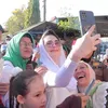 Arumi Bachsin Warga Ramah Foto Selfie