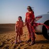 Tak ketinggalan, kamu juga bisa menemukan potret kompaknya Arsy dan Ashanty saat berkunjung ke kawasan gurun pasir yang eksotis. Keren!