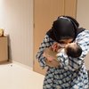 Aurel Hermansyah juga terlihat fasih menggendong bayi dengan berdiri sambil menciumnya. 