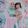 Kostum Aurel Hermansyah di ultah Azura