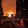 Potret Aurelie Moeremans menerbangkan lampion