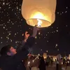 Potret suami Aurelie Moeremans menerbangkan lampion