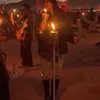 Potret Aurelie Moeremans bersiap menyalakan api lampion