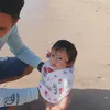 Potret gemas Baby Chloe main ke pantai pertama kali.