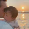Potret gemas Baby Chloe main ke pantai pertama kali.