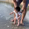 Potret gemas Baby Chloe main ke pantai pertama kali.