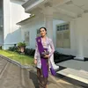 Beby Tsabina cantik pakai kebaya dan batik