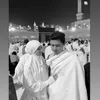 Potret Beby Tsabina dan suami umrah