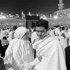 Potret Beby Tsabina dan suami umrah