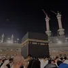 Potret Beby Tsabina dan suami umrah
