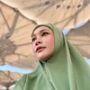 Maia Estianty Pakai Hijab Saat Umrah