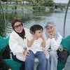 Potret cantik Aurel Hermansyah temani anak main