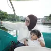 Potret cantik Aurel Hermansyah temani anak main