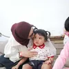 Potret cantik Aurel Hermansyah temani anak main